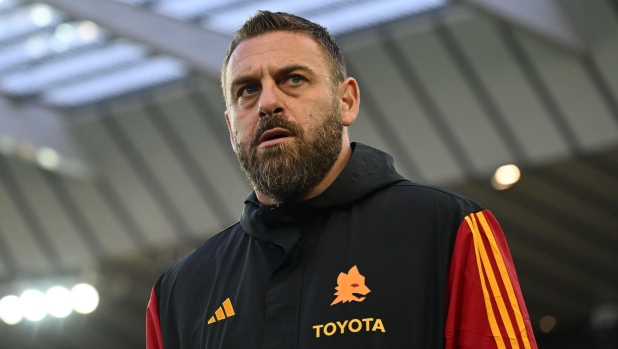 UDINE, ITALY - APRIL 25: Daniele De Rossi head coach of AS Roma  during the Serie A TIM match between Udinese Calcio and AS Roma at Dacia Arena on April 25, 2024 in Udine, Italy. (Photo by Alessandro Sabattini/Getty Images)