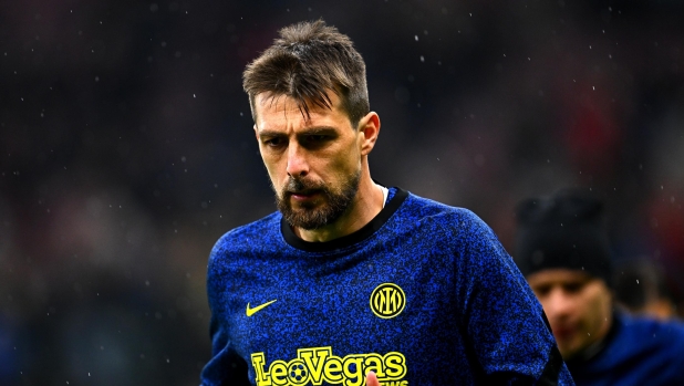 MILAN, ITALY - APRIL 22: Francesco Acerbi of Inter warms up ahead prior to the Serie A TIM match between AC Milan and FC Internazionale at Stadio Giuseppe Meazza on April 22, 2024 in Milan, Italy. (Photo by Mattia Ozbot - Inter/Inter via Getty Images)