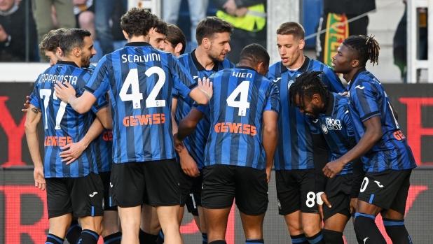 BERGAMO, ITALY - APRIL 28: Ademola Lookman of Atalanta BC celebrates scoring his team's second goal with teammates during the Serie A TIM match between Atalanta BC and Empoli FC at Gewiss Stadium on April 28, 2024 in Bergamo, Italy. (Photo by Chris Ricco/Getty Images)