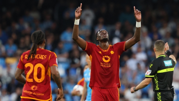 NAPLES, ITALY - APRIL 28: Tammy Abraham of AS Roma celebrates his side second goal during the Serie A TIM match between SSC Napoli and AS Roma - Serie A TIM  at Stadio Diego Armando Maradona on April 28, 2024 in Naples, Italy. (Photo by Francesco Pecoraro/Getty Images)