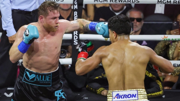 LAS VEGAS, NEVADA - MAY 04: Canelo Alvarez (L) hits Jaime Munguia during their undisputed super middleweight championship fight at T-Mobile Arena on May 04, 2024 in Las Vegas, Nevada. Alvarez retained his titles in a unanimous decision.   Ethan Miller/Getty Images/AFP (Photo by Ethan Miller / GETTY IMAGES NORTH AMERICA / Getty Images via AFP)
