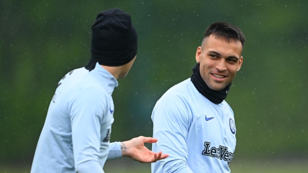 COMO, ITALY - MAY 01: Lautaro Martinez of FC Internazionale smiles during the FC Internazionale training session at Suning Training Centre at Appiano Gentile on May 01, 2024 in Como, Italy. (Photo by Mattia Pistoia - Inter/Inter via Getty Images)