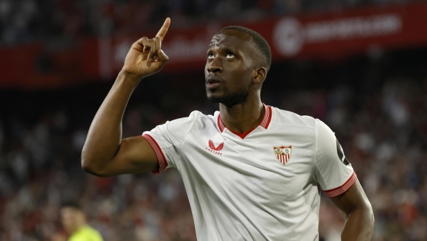 epa11320689 Sevilla FC's Dodi Lukebakio celebrates after scoring the 3-0  goal during the Spanish LaLiga soccer match between Sevilla FC and Granada CF, in Sevilla, southern Spain, 05 May 2024.  EPA/Julio Munoz