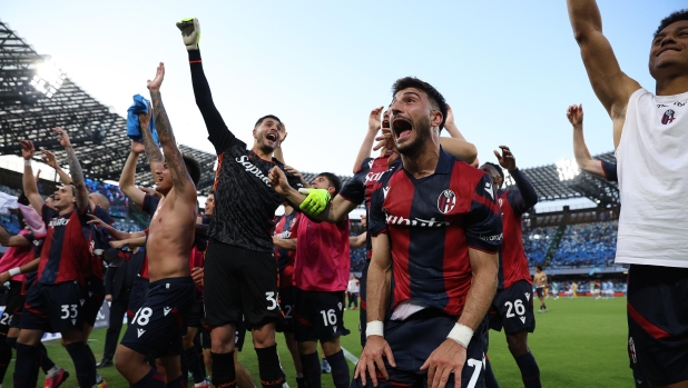 NAPLES, ITALY ? MAY 11: Bologna FC players celebrate the victory after the Serie A match between SSC Napoli and Bologna FC at Stadio Diego Armando Maradona on May 11, 2024 in Naples, Italy. (Photo by Francesco Pecoraro/Getty Images)