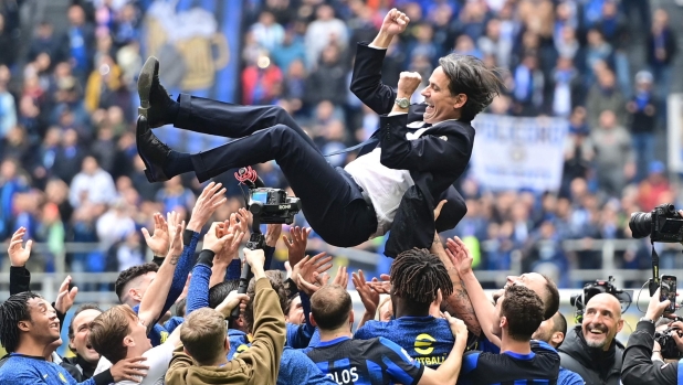 TOPSHOT - Inter Milan's Italian coach Simone Inzaghi is tossed in the air by players to celebrate the scudetto at the end of the Italian Serie A football match between Inter Milan and Torino at the San Siro Stadium in Milan,  on April 28, 2024. Inter clinched their 20th Scudetto with a 2-1 victory over AC Milan on April 22, 2024. (Photo by Piero CRUCIATTI / AFP)