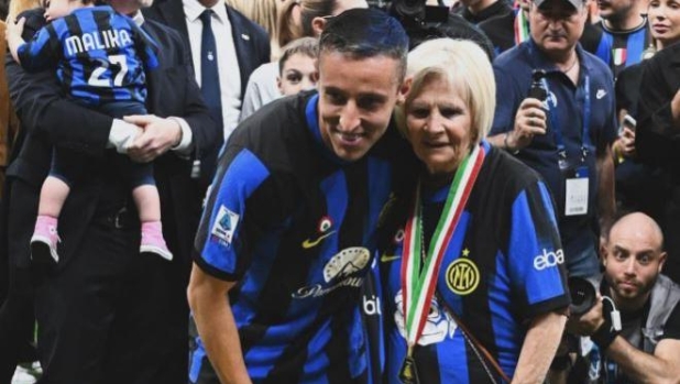 Davide Frattesi, 24 anni, con la nonna alla festa scudetto dell'Inter
