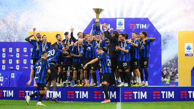 MILAN, ITALY - MAY 19: Players of FC Internazionale celebrate with the trophy winning the Serie A title and the 20th Scudetto after the Serie A TIM match between FC Internazionale and SS Lazio at Stadio Giuseppe Meazza on May 19, 2024 in Milan, Italy. (Photo by Mattia Pistoia - Inter/Inter via Getty Images)