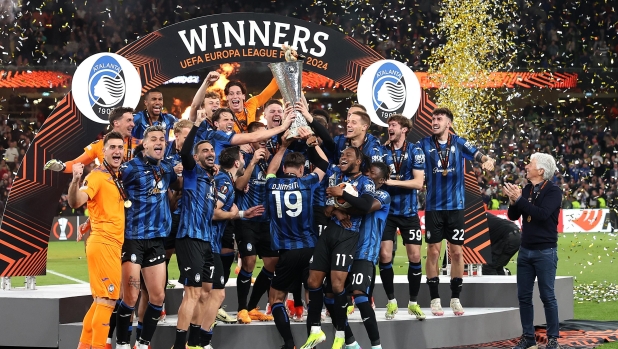 DUBLIN, IRELAND - MAY 22: Atalanta BC celebrate with the UEFA Europa League Trophy after their team's victory in the UEFA Europa League 2023/24 final match between Atalanta BC and Bayer 04 Leverkusen at Dublin Arena on May 22, 2024 in Dublin, Ireland. (Photo by Julian Finney/Getty Images)