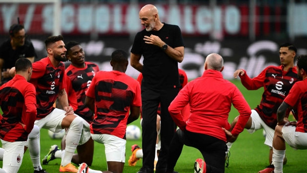AC Milan's French forward #09 Olivier Giroud (2nd L) listens as AC Milan's Italian coach Stefano Pioli briefs the team during the warm-up session prior to the Italian Serie A football match between AC Milan and Salernitana at San Siro Stadium, in Milan on May 25, 2024. (Photo by MARCO BERTORELLO / AFP)