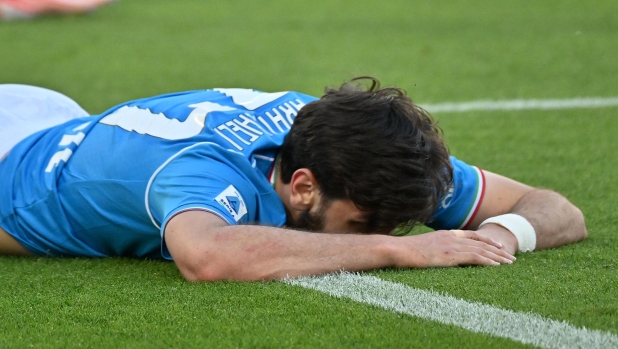 NAPLES, ITALY ? MAY 26: Khvicha Kvaratskhelia of SSC Napoli disappointed during the Serie A TIM match between SSC Napoli and US Lecce at Stadio Diego Armando Maradona on May 26, 2024 in Naples, Italy. (Photo by Francesco Pecoraro/Getty Images)