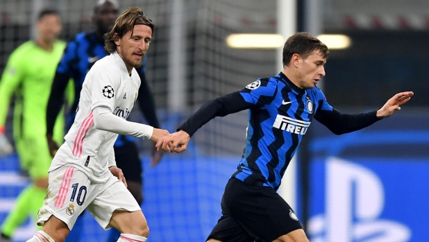 MILAN, ITALY - NOVEMBER 25: Nicolo Barella of Inter Milan is challenged by Luka Modric of Real Madrid during the UEFA Champions League Group B stage match between FC Internazionale and Real Madrid at Stadio Giuseppe Meazza on November 25, 2020 in Milan, Italy. Football Stadiums around Europe remain empty due to the Coronavirus Pandemic as Government social distancing laws prohibit fans inside venues resulting in fixtures being played behind closed doors. (Photo by Valerio Pennicino/Getty Images)