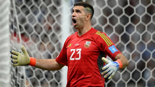 Il trash talking sui rigori, lo psicologo e 10 anni in panchina: Dibu, portiere folle e geniale