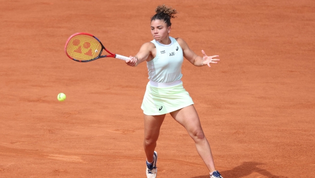 Italy's Jasmine Paolini plays a forehand return to Poland's Iga Swiatek during their women's singles final match on Court Philippe-Chatrier on day fourteen of the French Open tennis tournament at the Roland Garros Complex in Paris on June 8, 2024. (Photo by ALAIN JOCARD / AFP)