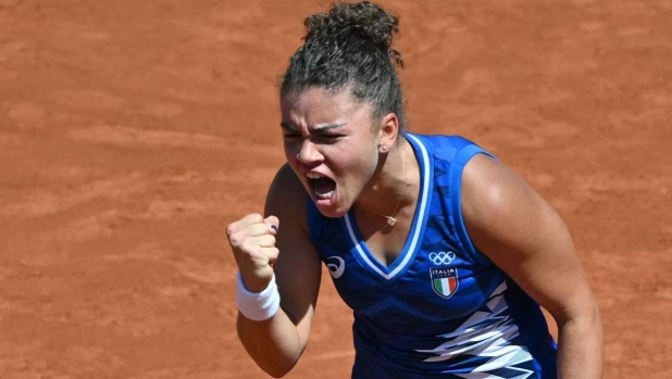 Italy's Jasmine Paolini reacts while playing Poland's Magda Linette during their women's singles second round tennis match on Court Suzanne-Lenglen at the Roland-Garros Stadium at the Paris 2024 Olympic Games, in Paris on July 29, 2024. (Photo by Miguel MEDINA / AFP)