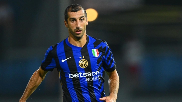 PISA, ITALY - AUGUST 02:  Henrikh Mkhitaryan of FC Internazionale in action during the pre-season friendly match between Pisa  and FC Internazionale at Arena Garibaldi on August 02, 2024 in Pisa, Italy. (Photo by Mattia Pistoia - Inter/Inter via Getty Images)