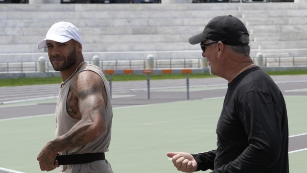 Defending Olympic 100 meters champion Marcell Jacobs, left, talks with his coach Rana Reider during a training session in the historic Stadio dei Marmi ahead of an athletics meeting in Rome, Wednesday, May 15, 2024. (AP Photo/Alessandra Tarantino)