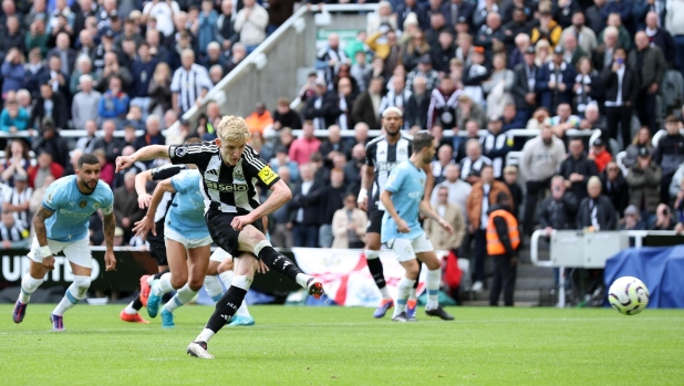 epa11630099 Anthony Gordon of Newcastle converts a penalty to score the 1-1 equalising goal during the English Premier League soccer match between Newcastle United and Manchester City, in Newcastle, Britain, 28 September 2024.  EPA/ADAM VAUGHAN EDITORIAL USE ONLY. No use with unauthorized audio, video, data, fixture lists, club/league logos, 'live' services or NFTs. Online in-match use limited to 120 images, no video emulation. No use in betting, games or single club/league/player publications.