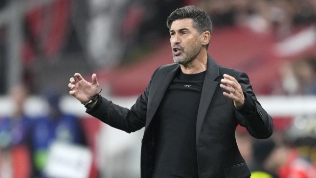 AC Milan's head coach Paulo Fonseca reacts during the Champions League soccer match between Bayer Leverkusen and AC Milan at the BayArena in Leverkusen, Germany, Tuesday, Oct.1, 2024. (AP Photo/Michael Probst)