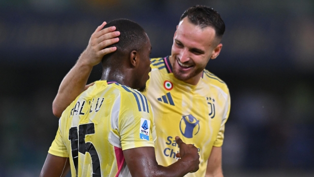 VERONA, ITALY - AUGUST 26: Pierre Kalulu of Juventus celebrates with teammates Federico Gatti of Juventus during the Serie match between Hellas Verona and Juventus at Stadio Marcantonio Bentegodi on August 26, 2024 in Verona, Italy. (Photo by Alessandro Sabattini/Getty Images)