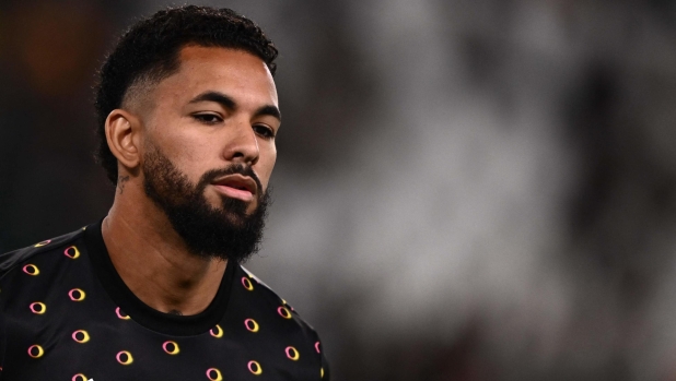 Juventus Brazilian midfielder #26 Douglas Luiz looks on during the warm up before the Italian Serie A football match between Juventus and Lazio at the "Allianz Stadium" in Turin, on October 19, 2024. (Photo by MARCO BERTORELLO / AFP)