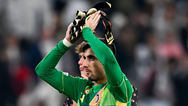 TURIN, ITALY - OCTOBER 22: Juventus goalkeeper Mattia Perin disappointed greet the fans after the UEFA Champions League 2024/25 League Phase MD3 match between Juventus and VfB Stuttgart at Juventus Stadium on October 22, 2024 in Turin, Italy. (Photo by Daniele Badolato - Juventus FC/Juventus FC via Getty Images)