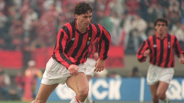 (FILES) - AC Milan's Dutch forward Marco Van Basten dribbles upfield, 09 December 1990 in Tokyo, during the Toyota Cup final between the European champion, Milan, and the South American champion, Olimpia. (Photo by TOSHIFUMI KITAMURA / AFP)