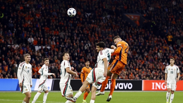 epa11725133 (l-r) Botond Balogh of Hungary, Teun Koopmeiners of the Netherlands scores the 4-0 during the UEFA Nations League match between the Netherlands and Hungary at the Johan Cruyff ArenA in Amsterdam, Netherlands, 16 November 2024.  EPA/MAURICE VAN STEEN