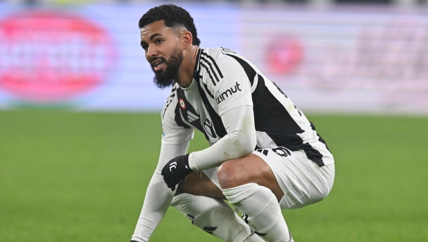 Juventus' Douglas Luiz at the end of  the italian Serie A soccer match Juventus FC vs Venezia FC at the Allianz Stadium in Turin, Italy, 14 December 2024 ANSA/ALESSANDRO DI MARCO