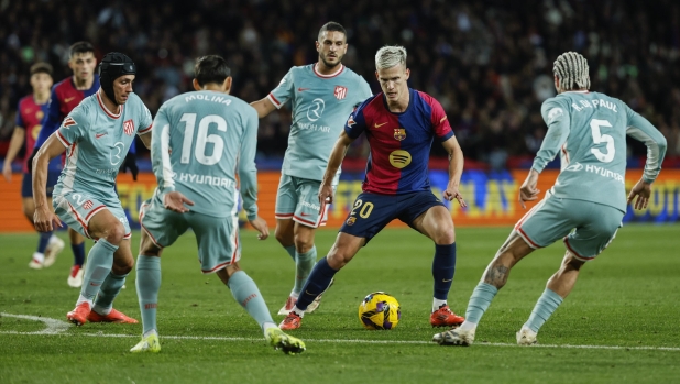 Barcelona's Dani Olmo, controls the ball during the Spanish La Liga soccer match between Barcelona and Atletico Madrid at the Lluis Companys Olympic Stadium in Barcelona, Spain, Saturday, Dec. 21, 2024. (AP Photo/Joan Monfort)