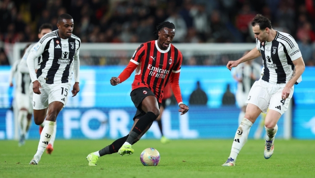 RIYADH, SAUDI ARABIA - JANUARY 03: Tammy Abraham of AC Milan runs with the ball whilst under pressure from Pierre Kalulu and Federico Gatti of Juventus during the Italian Super Cup Semi-Final match between AC Milan and Juventus at Al Awwal Park on January 03, 2025 in Riyadh, Saudi Arabia. (Photo by Yasser Bakhsh/Getty Images)