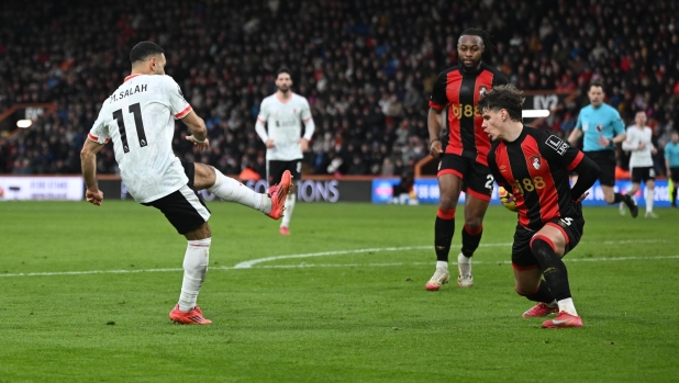 epa11868635 Liverpool's Mohamed Salah scores the 0-2 goal during the English Premier League match between AFC Bournemouth and Liverpool in Bournemouth, Britain, 01 February 2025.  EPA/DANIEL HAMBURY EDITORIAL USE ONLY. No use with unauthorized audio, video, data, fixture lists, club/league logos, 'live' services or NFTs. Online in-match use limited to 120 images, no video emulation. No use in betting, games or single club/league/player publications.