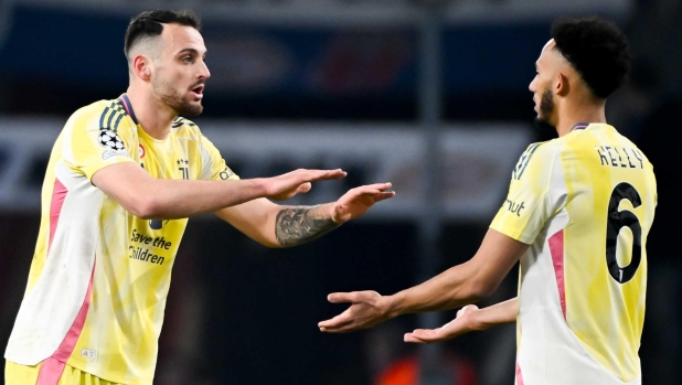 EINDHOVEN, NETHERLANDS - FEBRUARY 19: Federico Gatti (L) and Lloyd Kelly of Juventus embrace during the UEFA Champions League 2024/25 League Knockout Play-off second leg match between PSV and Juventus at PSV Stadion on February 19, 2025 in Eindhoven, Netherlands. (Photo by Daniele Badolato - Juventus FC/Juventus FC via Getty Images)