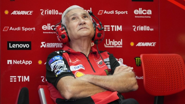 Davide Tardozzi de Ducati regarde la box lors des essais libres du Grand Prix Red Bull de Saint-Marin et de la Riviera de Rimini au Misano World Circuit Marco Simoncelli le 12 septembre 2025 à Misano Adriatico, en Italie. ANSA/DANILO DI GIOVANNI