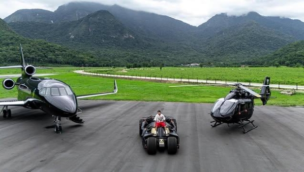 Mondiale 2026, le auto delle stelle: Messi in Mini, Batmobile per Neymar