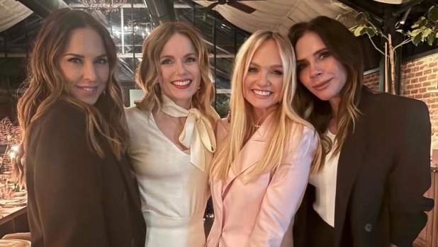 Victoria Beckham torna in pubblico con le Spice Girls: la festa per Emma Bunton e le parole di David