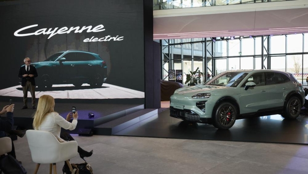 Porsche: arriva la Cayenne Electric, nel 2025 la 911 è best seller