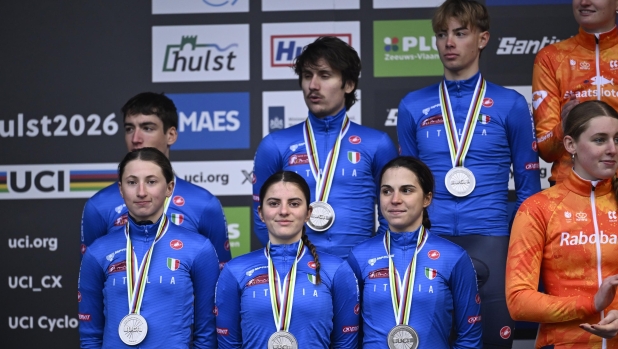 Mondiali ciclocross, l'Italia è ancora d'argento nella staffetta: ci batte solo l'imprendibile Olanda