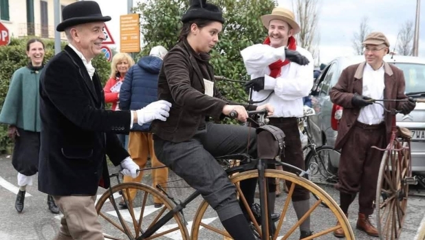 Ciclostorica Firenze-Pistoia, abbigliamento vintage e bici d'epoca per ricordare la prima corsa del 1870