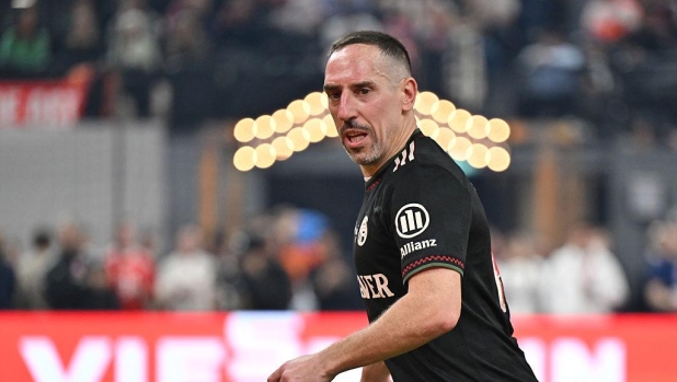 Ribery, che figuraccia! Simula per un rigore in una partita di beneficenza