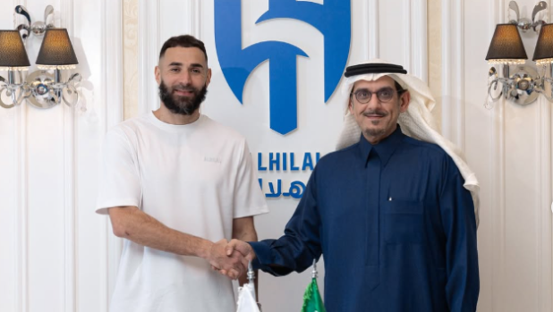 Benzema dall’Al-Ittihad ai rivali dell’Al-Hilal, un tifoso brucia la maglia autografata