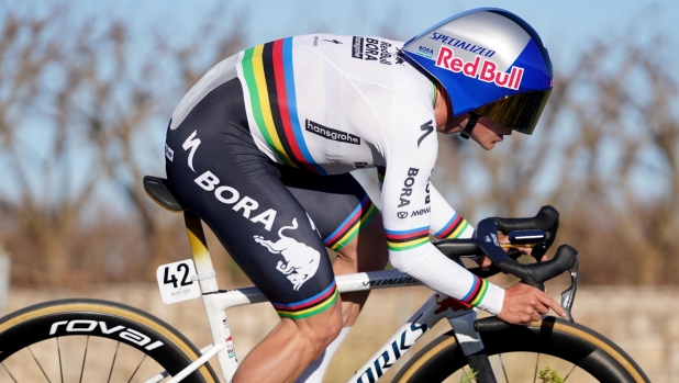 Valenciana, il vento abbatte le transenne. Evenepoel vince la crono ma non vale per la classifica