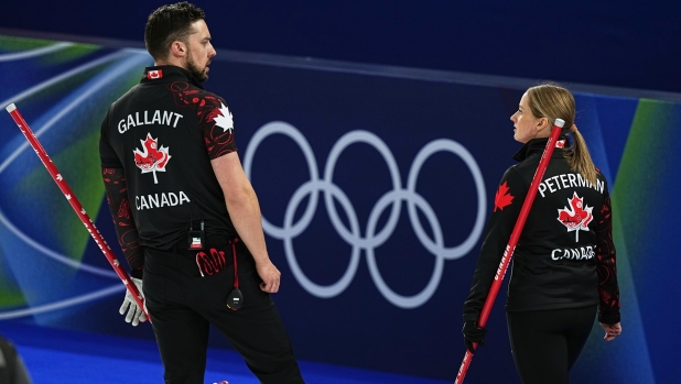 Furti misteriosi, caschi vietati e la coppia scoppiata per il curling: le curiosità dei Giochi