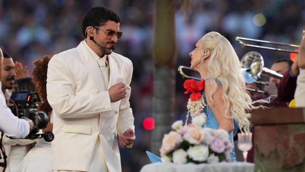 Super Bowl, le pagelle: Bad Bunny 7, lo show politico fa arrabbiare Trump. Troppa IA negli spot: 5,5