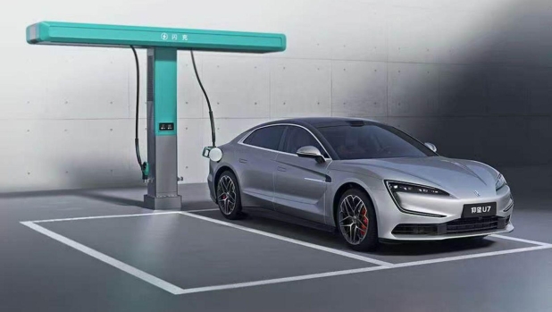 Auto elettrica, quante ore di lavoro servono per fare il pieno? 8 Paesi a confronto