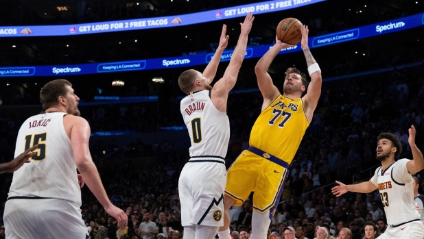 Doncic contro Jokic: show da doppia tripla doppia, vincono i Lakers. Wemby fa la differenza