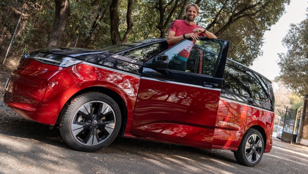Massimiliano Rosolino corre. Il Volkswagen Multivan tiene il passo