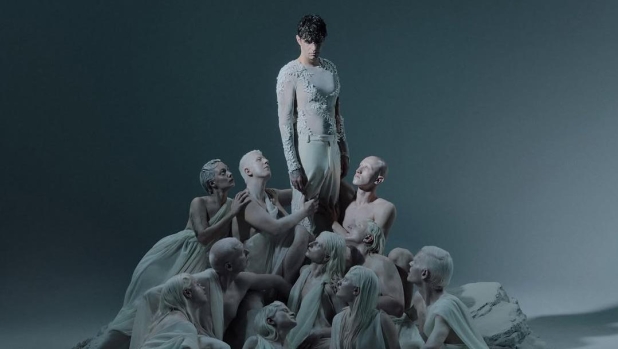 Achille Lauro lancia Comuni Immortali: "Ultimo giro di musica, da cantare insieme"