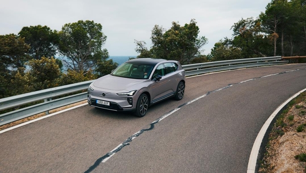 Volvo EX60, su strada con la P6 da oltre 600 km di autonomia