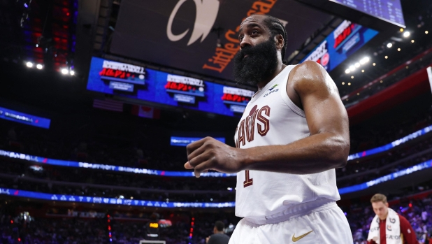 La stagione nera di Harden: dopo il flop ai playoff ora finisce in manette per porto d'armi abusivo