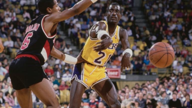 Cooper, lo "stopper" dei Lakers. Il fratello ucciso e quel pugno alzato verso la moglie